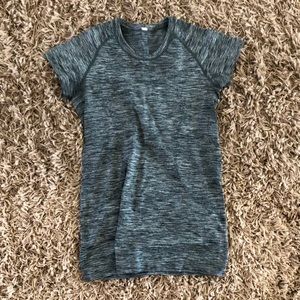 Lululemon swiftly tech short sleeve size 6